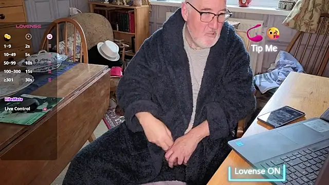 Snapshot of Adamdaddybear chatting on November 2025 09:28:02 AM Adamdaddybear online show from November 2025 09:28:02 AM