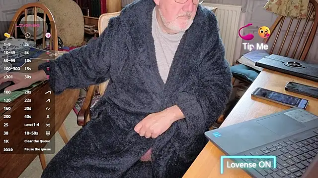 Snapshot of Adamdaddybear chatting on November 2025 09:37:02 AM Adamdaddybear online show from November 2025 09:37:02 AM