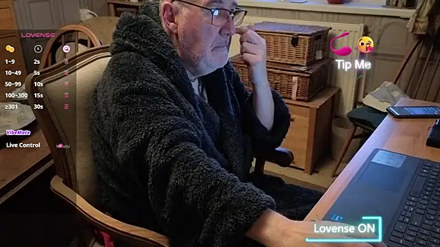 Snapshot of Adamdaddybear chatting on November 2025 07:19:01 AM Adamdaddybear online show from November 2025 07:19:01 AM