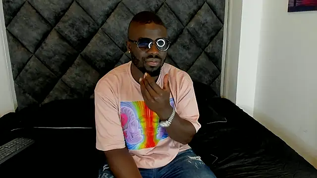 Snapshot of Latrellx7 chatting on October 2025 03:28:01 AM Latrellx7 online show from October 2025 03:28:01 AM