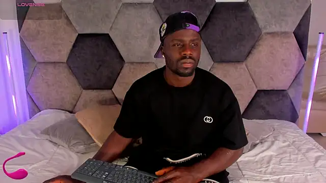 Snapshot of Latrellx7 chatting on February 2026 03:33:01 AM Latrellx7 online show from February 2026 03:33:01 AM