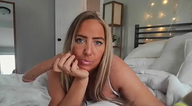 Snapshot of sunshinekisses chatting on January 2025 06:37:02 PM sunshinekisses online show from January 2025 06:37:02 PM