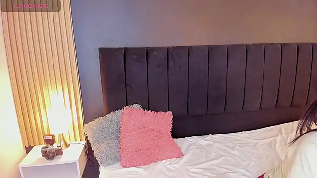 sweetsofia18 online show from April 2026 11:38:02 PM