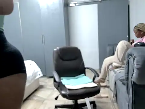 Pearl 00 online show from February 2026 08:31:02 PM