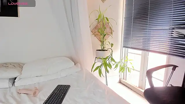 Snapshot of Cristal_Cutte chatting on December 2024 02:44:01 PM Cristal Cutte online show from December 2024 02:44:01 PM