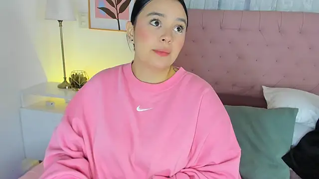 Snapshot of Cristal_Cutte chatting on January 2025 12:04:02 PM Cristal Cutte online show from January 2025 12:04:02 PM