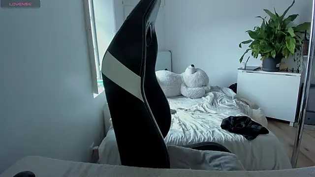 Snapshot of CeriseLapine chatting on March 2025 12:20:01 PM CeriseLapine online show from March 2025 12:20:01 PM