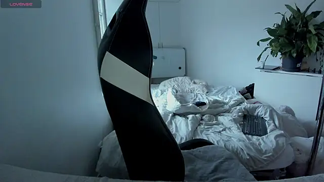 Snapshot of CeriseLapine chatting on March 2025 04:14:02 PM CeriseLapine online show from March 2025 04:14:02 PM