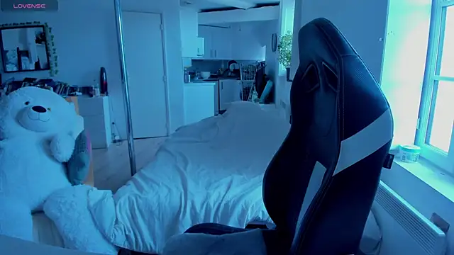 Snapshot of CeriseLapine chatting on March 2025 09:24:02 AM CeriseLapine online show from March 2025 09:24:02 AM