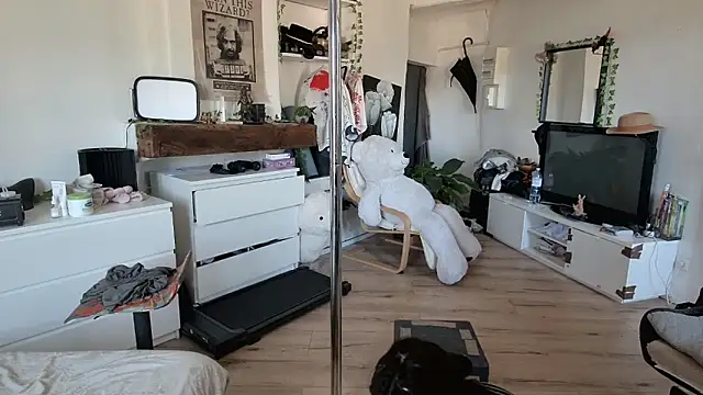 Snapshot of CeriseLapine chatting on October 2025 11:10:01 AM CeriseLapine online show from October 2025 11:10:01 AM