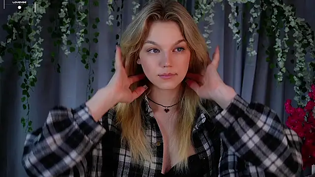 Snapshot of EdlinAlliston chatting on October 2025 01:32:01 PM EdlinAlliston online show from October 2025 01:32:01 PM