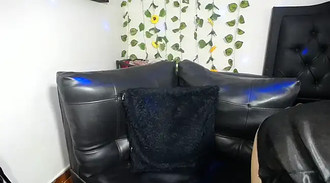 Snapshot of OLIVIAMISSY_02 chatting on March 2025 03:07:01 PM OLIVIAMISSY 02 online show from March 2025 03:07:01 PM