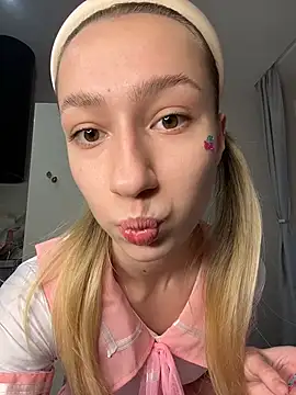 Lia  Love online show from December 2025 12:21:02 PM