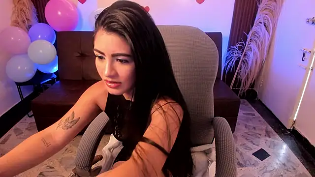 lunaalynch online show from April 2026 08:03:01 PM