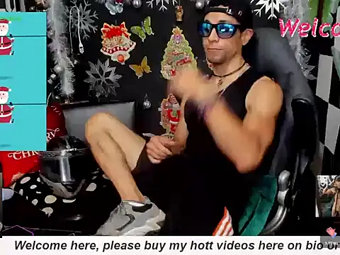 Snapshot of MikeRose94 chatting on December 2025 06:59:02 PM MikeRose94 online show from December 2025 06:59:02 PM