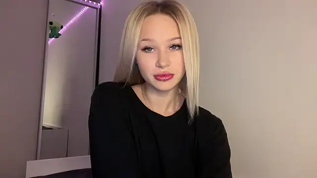 Snapshot of ur_molly chatting on December 2024 02:49:02 AM ur molly online show from December 2024 02:49:02 AM