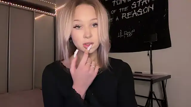 Snapshot of ur_molly chatting on March 2025 05:10:02 PM ur molly online show from March 2025 05:10:02 PM