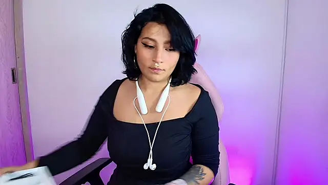 Snapshot of Pauilina chatting on January 2025 08:48:01 PM Pauilina online show from January 2025 08:48:01 PM