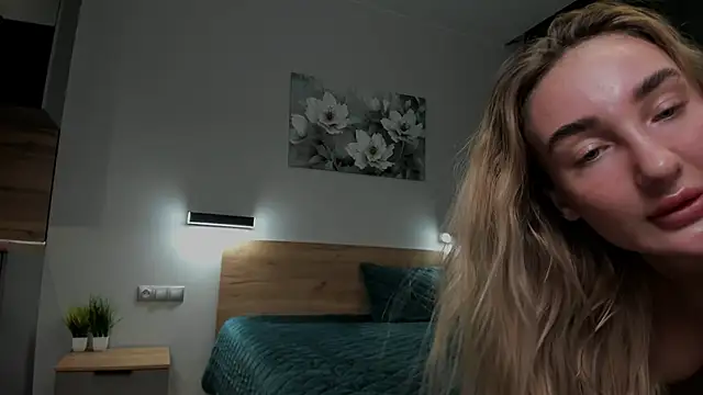 chloewallace online show from December 2024 10:01:02 PM