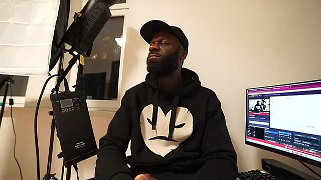 Snapshot of MacTroy chatting on December 2024 03:43:01 PM MacTroy online show from December 2024 03:43:01 PM