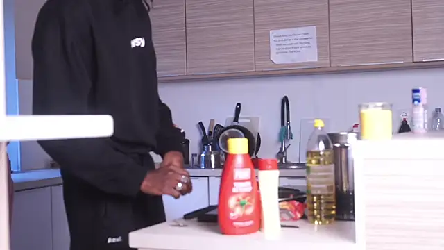 Snapshot of MacTroy chatting on October 2025 03:31:02 PM MacTroy online show from October 2025 03:31:02 PM