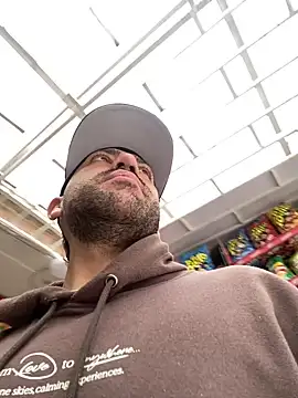 JuanZapata33 online show from February 2025 06:39:01 PM