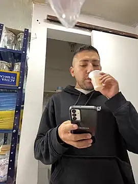 JuanZapata33 online show from October 2025 06:25:02 PM