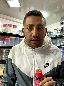 JuanZapata33 online show from October 2025 09:37:01 PM