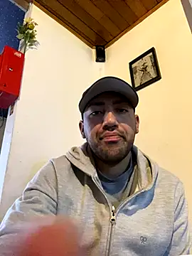 JuanZapata33 online show from November 2025 09:36:01 PM