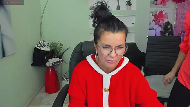 Snapshot of EricaAndPenelopa chatting on December 2024 08:36:02 PM EricaAndPenelopa online show from December 2024 08:36:02 PM