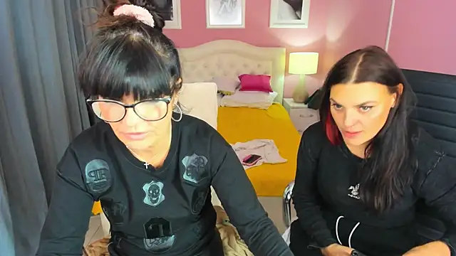 Snapshot of EricaAndPenelopa chatting on November 2025 08:07:01 PM EricaAndPenelopa online show from November 2025 08:07:01 PM