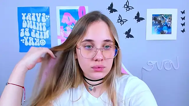 Snapshot of MiaMilas chatting on December 2024 07:49:02 AM MiaMilas online show from December 2024 07:49:02 AM