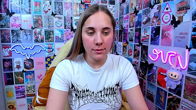 Snapshot of MiaMilas chatting on October 2025 12:16:01 PM MiaMilas online show from October 2025 12:16:01 PM