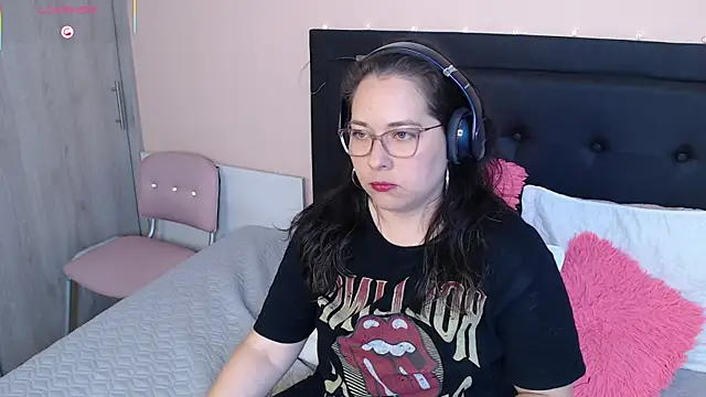 May Carlier online show from September 2025 01:16:02 AM