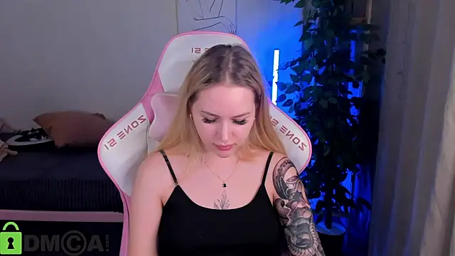 Carol  Cox online show from November 2025 10:45:02 PM