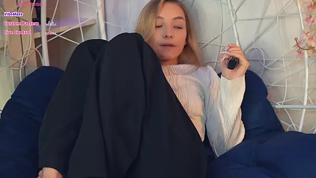 Snapshot of FlairCunard chatting on December 2024 10:43:01 PM FlairCunard online show from December 2024 10:43:01 PM