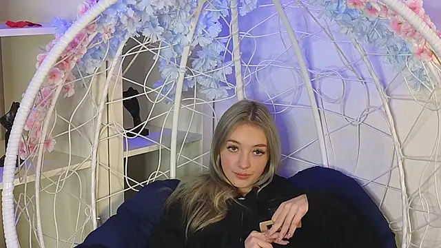 Snapshot of FlairCunard chatting on December 2024 09:00:02 PM FlairCunard online show from December 2024 09:00:02 PM