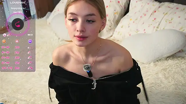 Snapshot of FlairCunard chatting on February 2025 10:45:01 PM FlairCunard online show from February 2025 10:45:01 PM