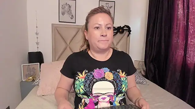 Snapshot of MonyCassius chatting on November 2025 11:54:01 AM MonyCassius online show from November 2025 11:54:01 AM