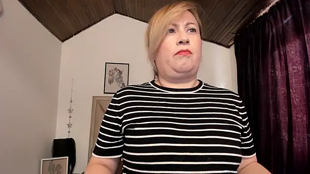 Snapshot of MonyCassius chatting on November 2025 12:04:01 PM MonyCassius online show from November 2025 12:04:01 PM