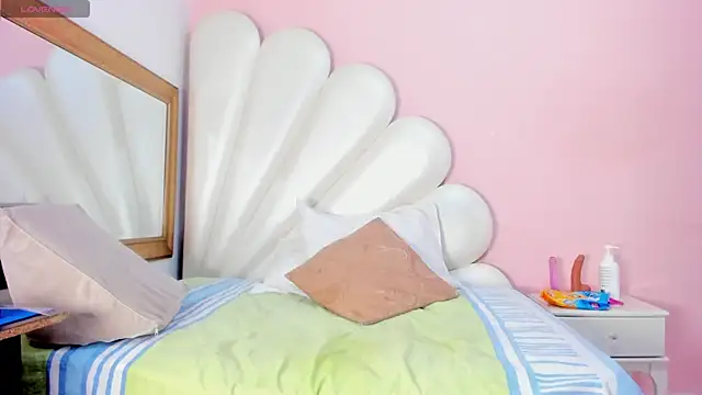 Snapshot of Ally_Parkeer_ chatting on February 2025 01:01:01 PM Ally Parkeer online show from February 2025 01:01:01 PM