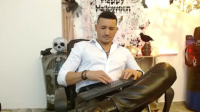 Snapshot of Reiko_85_ chatting on November 2025 07:38:01 PM Reiko 85 online show from November 2025 07:38:01 PM