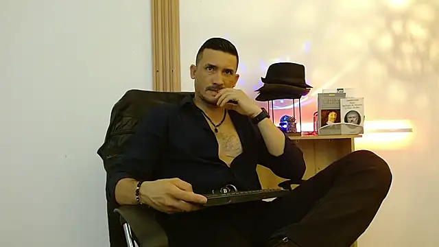 Snapshot of Reiko_85_ chatting on November 2025 07:48:02 PM Reiko 85 online show from November 2025 07:48:02 PM