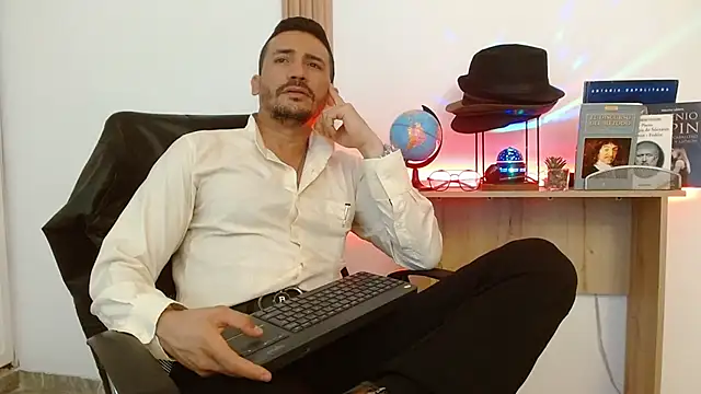 Snapshot of Reiko_85_ chatting on November 2025 03:55:01 PM Reiko 85 online show from November 2025 03:55:01 PM