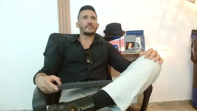 Snapshot of Reiko_85_ chatting on November 2025 03:01:02 PM Reiko 85 online show from November 2025 03:01:02 PM