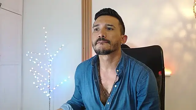 Snapshot of Reiko_85_ chatting on January 2026 05:27:02 PM Reiko 85 online show from January 2026 05:27:02 PM