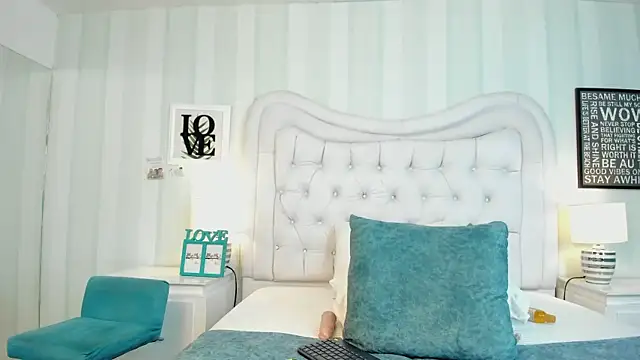 Snapshot of MonserratPeters chatting on January 2025 11:02:02 PM MonserratPeters online show from January 2025 11:02:02 PM