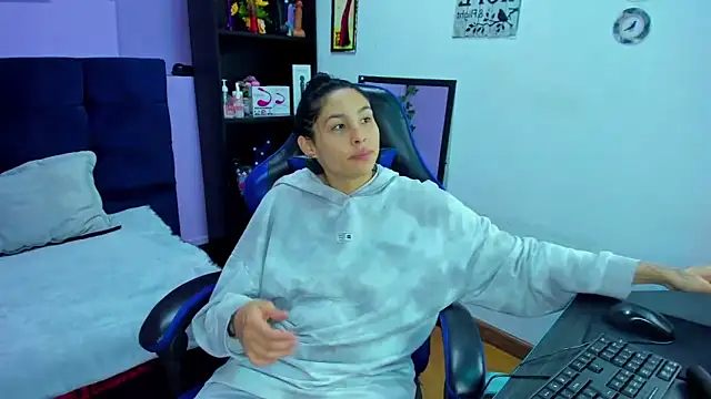 ChloeeTompson  online show from October 2025 01:03:01 AM