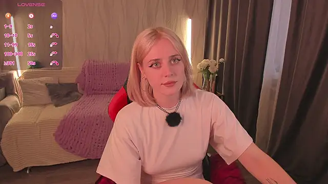Snapshot of Emmi_Flowers chatting on August 2026 01:31:02 PM Emmi Flowers online show from August 2026 01:31:02 PM