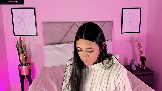 Emilyh  online show from December 2025 10:31:01 AM